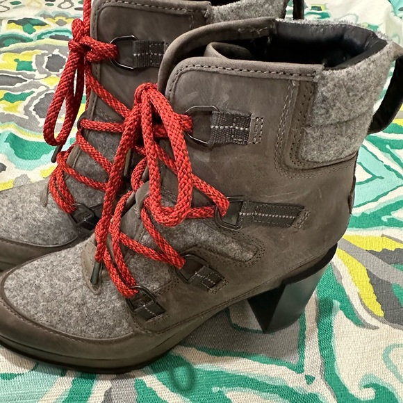 Sorel heeled boots EUC - size 9 - Picture 4 of 9